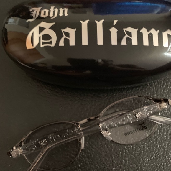 Eyewear - Picture 4 of 6